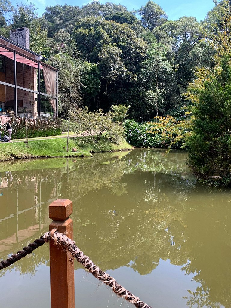 Casa Manacá, moderno meio à natureza